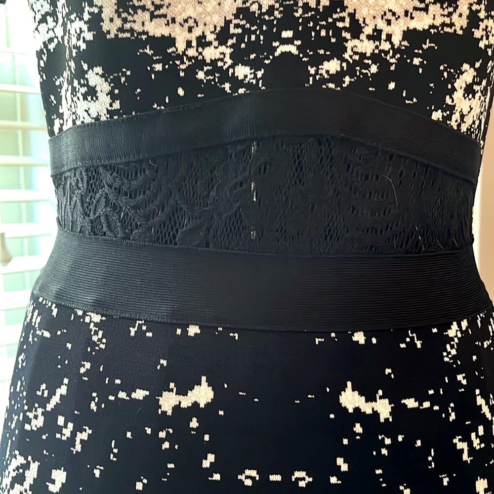 Super fitted sexy dress. See through black lace on sleeves and around waist area - Picture 2 of 12